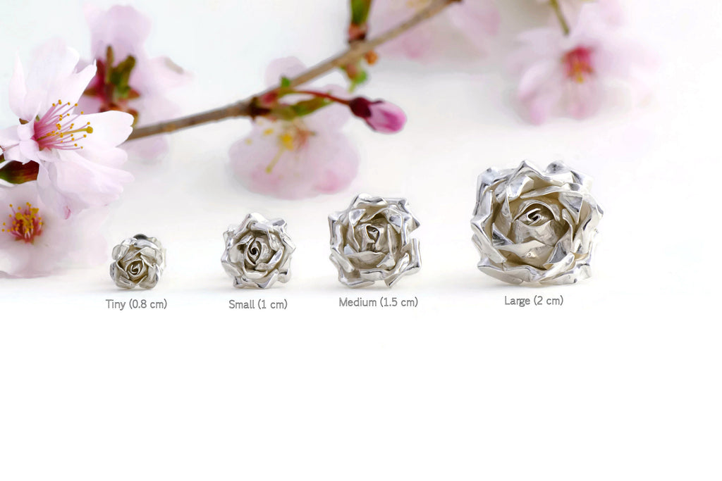 different sizes of silver roses 