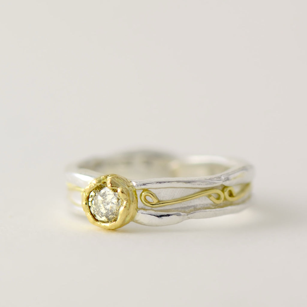 Solitaire patterned ring made in 18ct gold and silver - 5 mm wide with 4.5 mm round gemstone