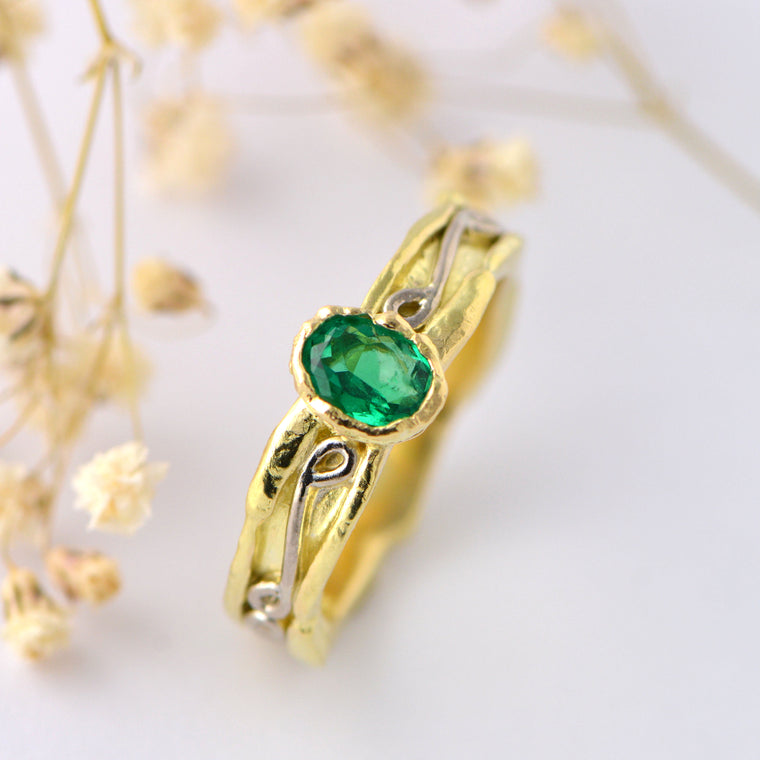 Colombian emerald and solid yellow gold ring 