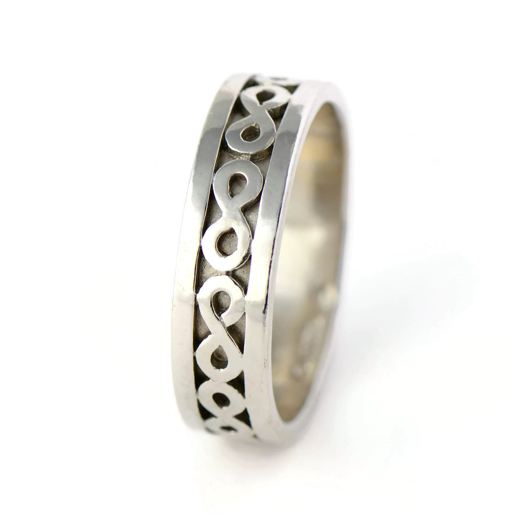 18ct white gold patterned ring 