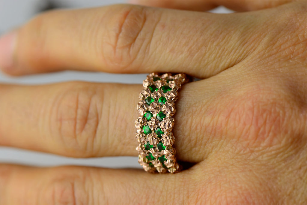 wide band in rose gold and green gemstones 