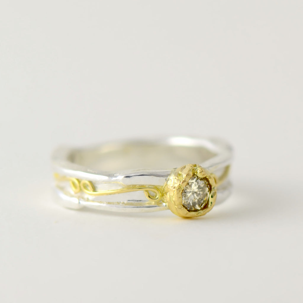 Solitaire patterned ring made in 18ct gold and silver - 5 mm wide with 4.5 mm round gemstone