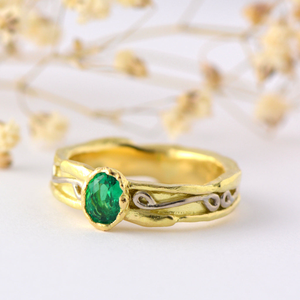 Solitaire emerald gold ring 